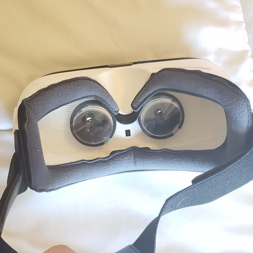 VR Headset - Picture 3 of 5